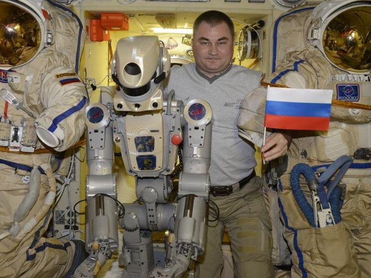 "Может, молотком стукнуть?" На МКС с 10-й попытки включили российского робота Федора