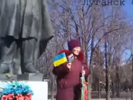 Бабушка появилась в центре Луганска с украинским флагом