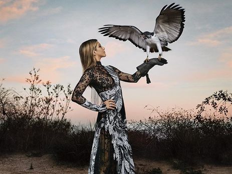 Энистон снялась с птицей для Haprper's Bazaar