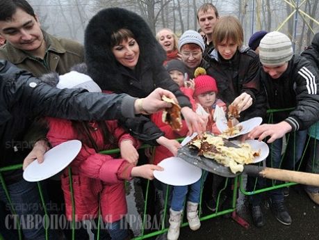 Чиновникам Ленинградской области РФ прописали в правилах не кормить людей блинами с лопаты 