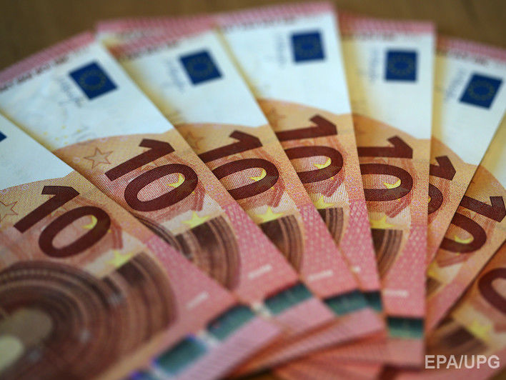 Нацбанк опустил курс гривны к евро почти на 1 грн