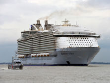 Самый большой круизный лайнер в мире вышел на испытания в море. Фоторепортаж