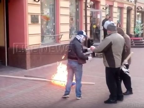 В Москве неизвестные в масках сожгли флаг Украины. Видео