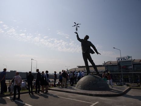 Памятник установлен перед аэропортом, который теперь носит имя Сикорского