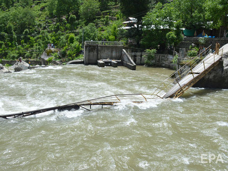 ﻿У Пакистані вантажівка з пасажирами впала у річку, 26 людей загинули