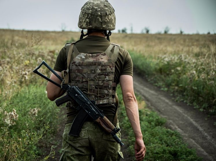 На Донбассе ранен украинский военный из-за обстрела боевиков, попросивших о "тишине"&ndash; штаб ООС