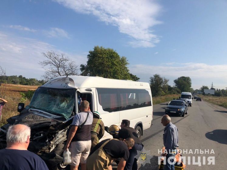 ﻿У Дніпропетровській області зіткнулися маршрутка і вантажівка, постраждало 10 осіб