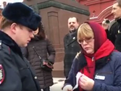 В Москве полиция задержала активистку одиночного пикета в поддержку Савченко. Видео