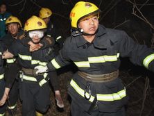 В Китае автобус с пассажирами внезапно провалился под землю. Видео