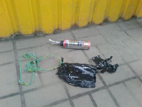 В Киеве неизвестный бросил самодельную бомбу в магазин детской одежды на рынке возле станции метро 