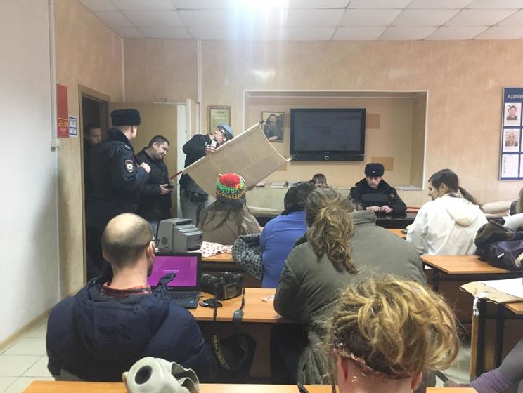  В Москве полиция задержала группу художников за антивоенную выставку