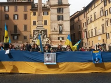 Активисты украинской общины в Риме провели акцию с требованием освободить украинскую летчицу Савченко