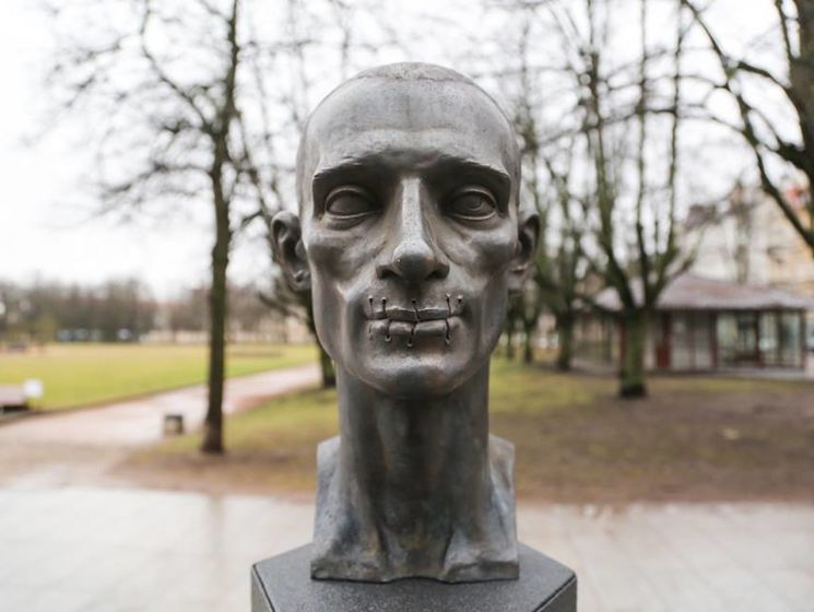 В Вильнюсе открыли памятник российскому художнику Павленскому
