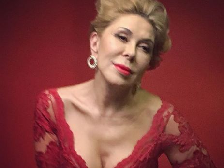 Успенская показала откровенное декольте перед камерой. Видео