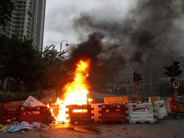 В Гонконге полиция разогнала активистов с помощью слезоточивого газа, резиновых пуль и водяной пушки