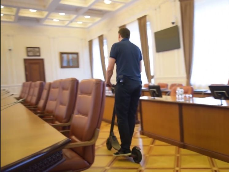 Обращаясь к школьникам, Гончарук проехал на самокате по зданию Кабинета Министров. Видео