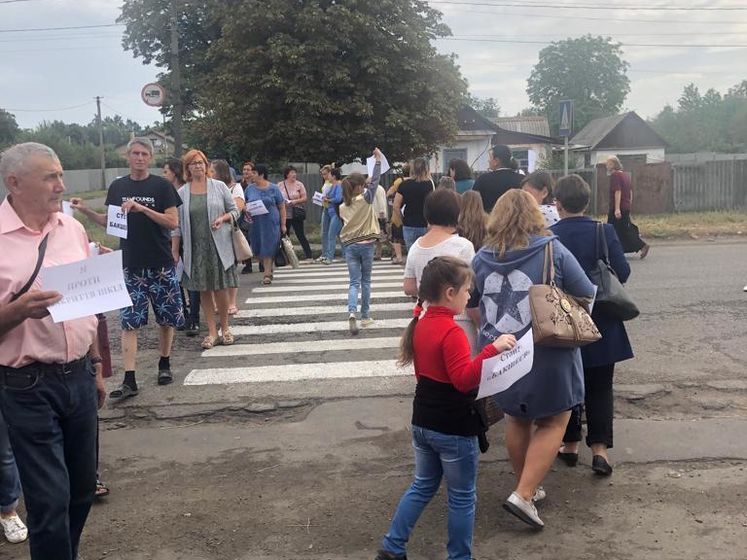 ﻿У Харківській області вчителі перекривали дорогу через закриття шкіл