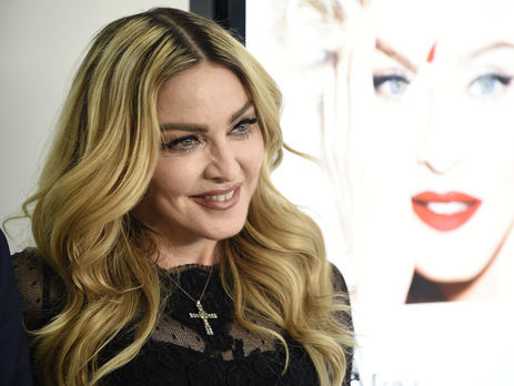 Мадонна распивала алкоголь на сцене во время концерта. Видео