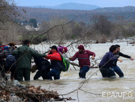 Сотни мигрантов прорвались в Македонию из Греции. Фоторепортаж
