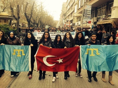Турки вышли на улицы поддержать крымских татар