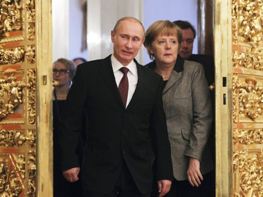 Путин рассказал Меркель о националистах, нападающих на россиян в Украине