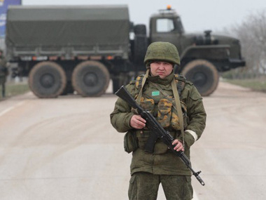 Россия уже перебросила в Крым 15 тысяч военных