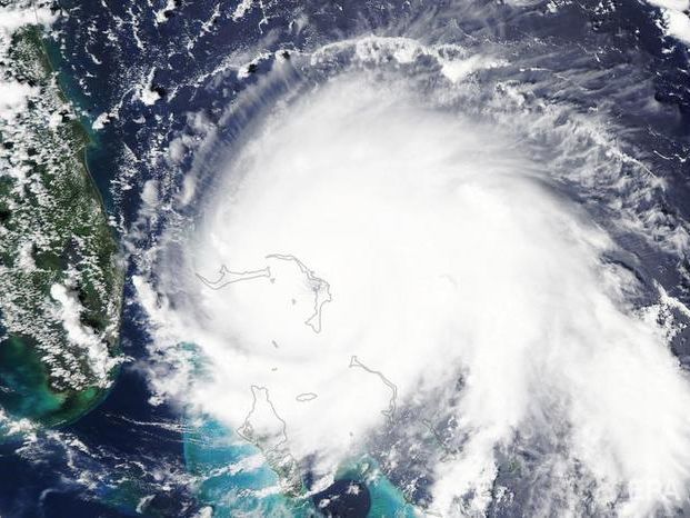 ﻿Ураган "Доріан". У трьох американських штатах оголосили про евакуацію, скасовано понад 300 авіарейсів