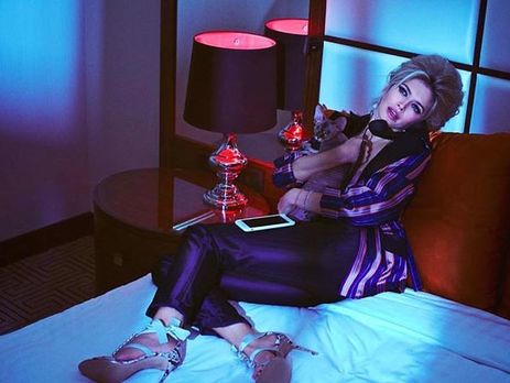 Брежнева в откровенном декольте снялась для российского Hello!