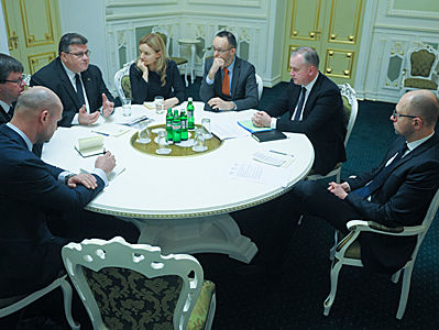 Яценюк в ходе встречи с Линкявичюсом: Евросоюз должен продлить санкции против России
