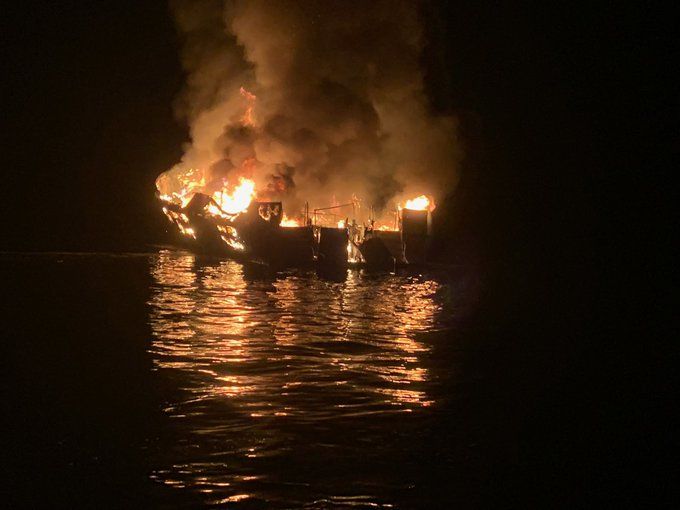 ﻿Біля берегів Каліфорнії загорілося і затонуло комерційне судно, із 39 людей вдалося врятувати п'ятьох