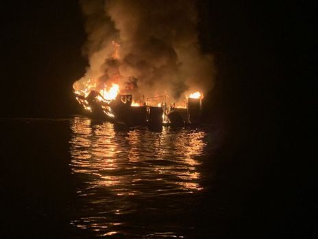 У берегов Калифорнии загорелось и затонуло коммерческое судно, из 39 человек удалось спасти пятерых