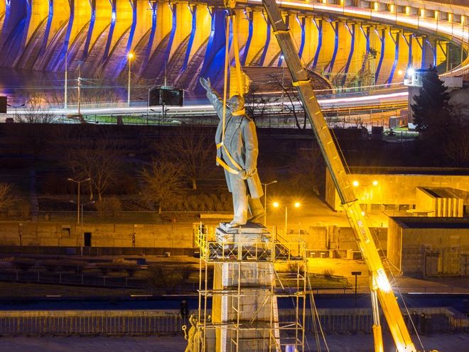 Демонтаж памятника Ленину в Запорожье продолжается больше 13 часов