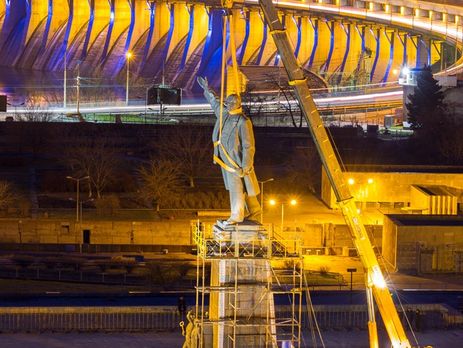 Снос памятника Ленину в Запорожье продолжается
