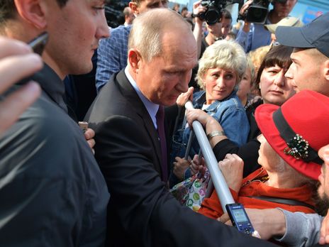 ﻿Путін через огорожу поспілкувався з жителями постраждалого від повені міста в Іркутській області. Відео