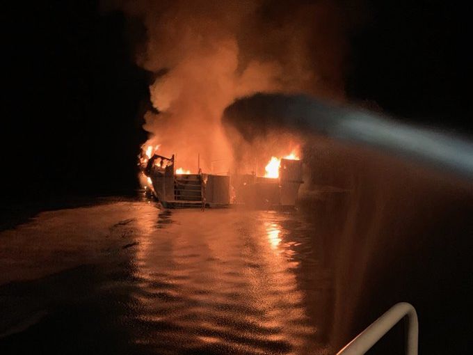 ﻿Пожежа на яхті біля берегів Каліфорнії. Рятувальники знайшли тіла восьми загиблих