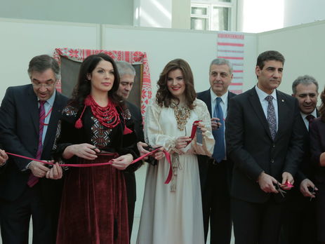 Иностранные послы подарили Национальному музею Шевченко сборники авторов своих стран. Фоторепортаж