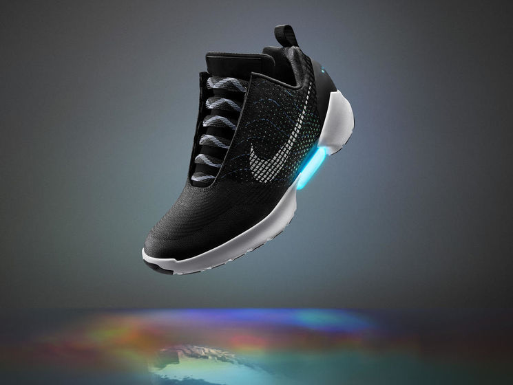 Nike представила кроссовки с автоматической шнуровкой