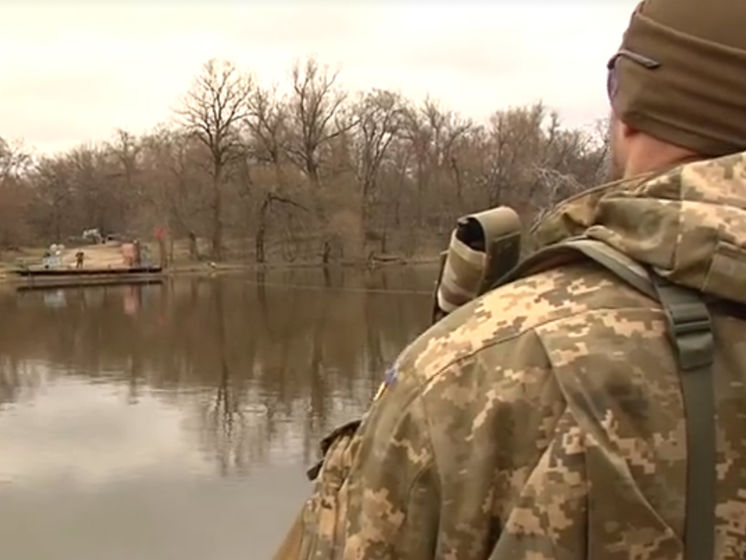"Как жизнь? &ndash; Бывало и получше". Украинские военные разговаривают с сепаратистами через реку. Видео
