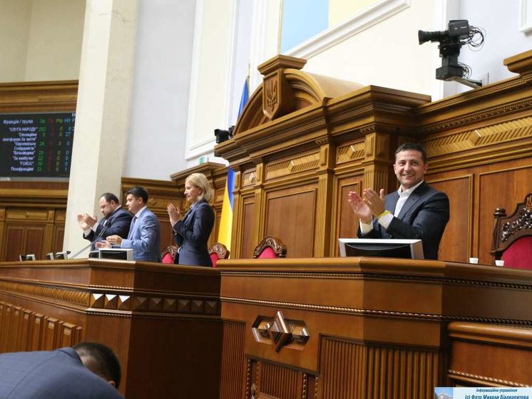 Нардепы и Зеленский овациями встретили решение об отмене депутатской неприкосновенности. Видео