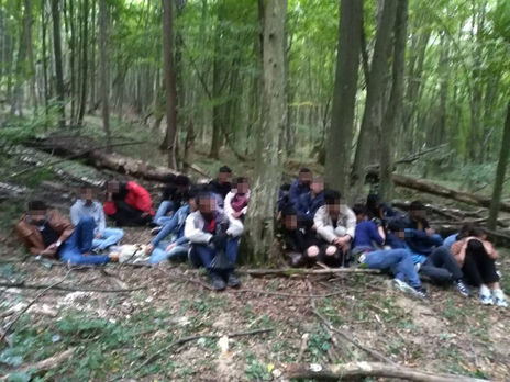 Украинские пограничники со стрельбой задержали 24 нелегала из Азии