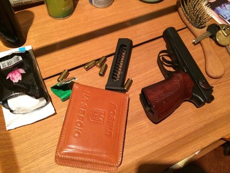 В Киеве взяли под домашний арест мужчину, который стрелял с балкона по прохожим и полицейским