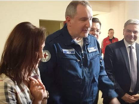 Рогозин вручил паспорт РФ украинской гандболистке Манагаровой