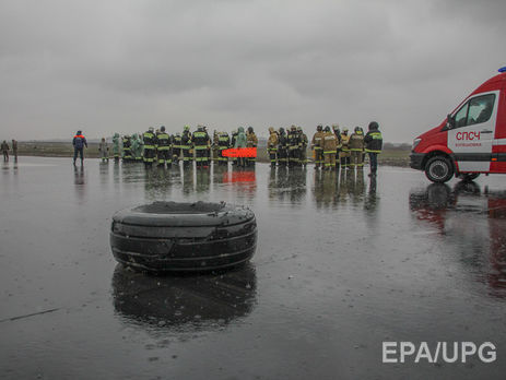 Покрышка шасси Boeing на взлетно-посадочной полосе ростовского аэропорта
