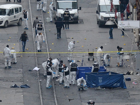 Пять человек погибли в туристическом квартале Стамбула в результате атаки террориста-смертника. Фоторепортаж