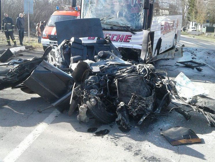 Под Луцком BMW столкнулась с пассажирским автобусом, четыре человека погибли