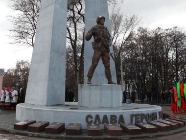 В Украине установили первый памятник в честь погибших на востоке страны военных