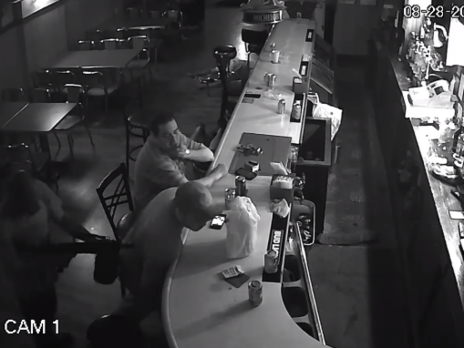 Посетитель бара в США проигнорировал угрозы грабителя с винтовкой и спокойно продолжал смотреть в телефон