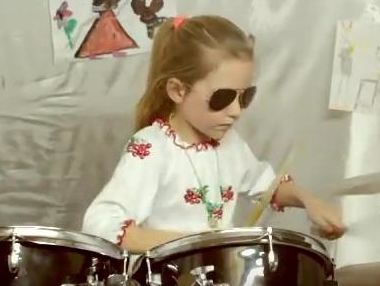 Семилетняя украинка виртуозно исполняет на барабанах песни группы Mad Heads. Видео 