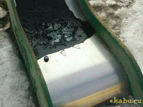 В Нижнем Новгороде детскую горку залили гудроном с битым стеклом, чтобы дети не шумели