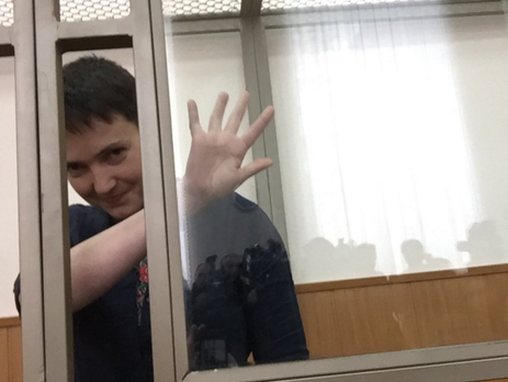 Адвокат Савченко: Начальник конвоя передал судьям лист в желтой папке, они прочли и объявили перерыв
